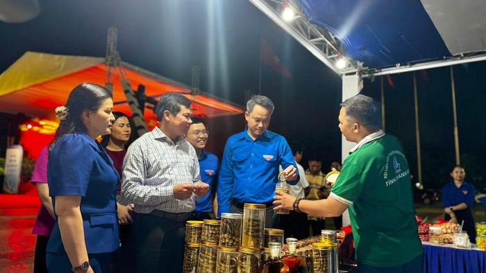 Các đại biểu tham quan các gian hàng.