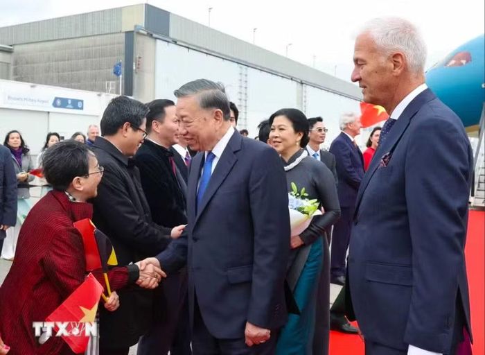 Cán bộ, nhân viên Đại sứ quán và cộng đồng người Việt đón Tổng Bí thư, Chủ tịch nước Tô Lâm và Phu nhân tại sân bay quân sự Melsbroek, Brussels. Ảnh: TTXVN
