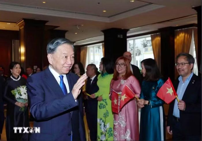 Kiều bào các nước trong khu vực đón Tổng Bí thư, Chủ tịch nước Tô Lâm và Phu nhân tại khách sạn. Ảnh: TTXVN