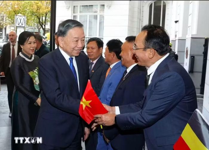 Kiều bào các nước trong khu vực đón Tổng Bí thư, Chủ tịch nước Tô Lâm và Phu nhân tại khách sạn. Ảnh: TTXVN