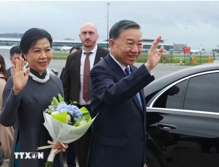 Tổng Bí thư, Chủ tịch nước Tô Lâm và Phu nhân Ngô Phương Ly đến Brussels, bắt đầu thăm chính thức EU và Bỉ. Ảnh: TTXVN