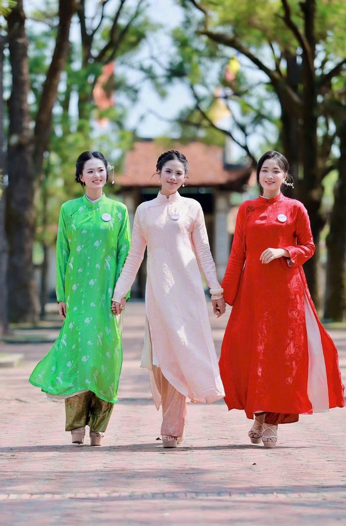 “Với cô, mặc áo dài không chỉ là khoảnh khắc đẹp trước ống kính, mà còn là niềm tự hào khi được mang theo nét duyên dáng và bản sắc Việt Nam”, cô chia sẻ. Nữ sinh mong người trẻ quan tâm hơn đến những giá trị truyền thống từ các trải nghiệm gần gũi như vậy.