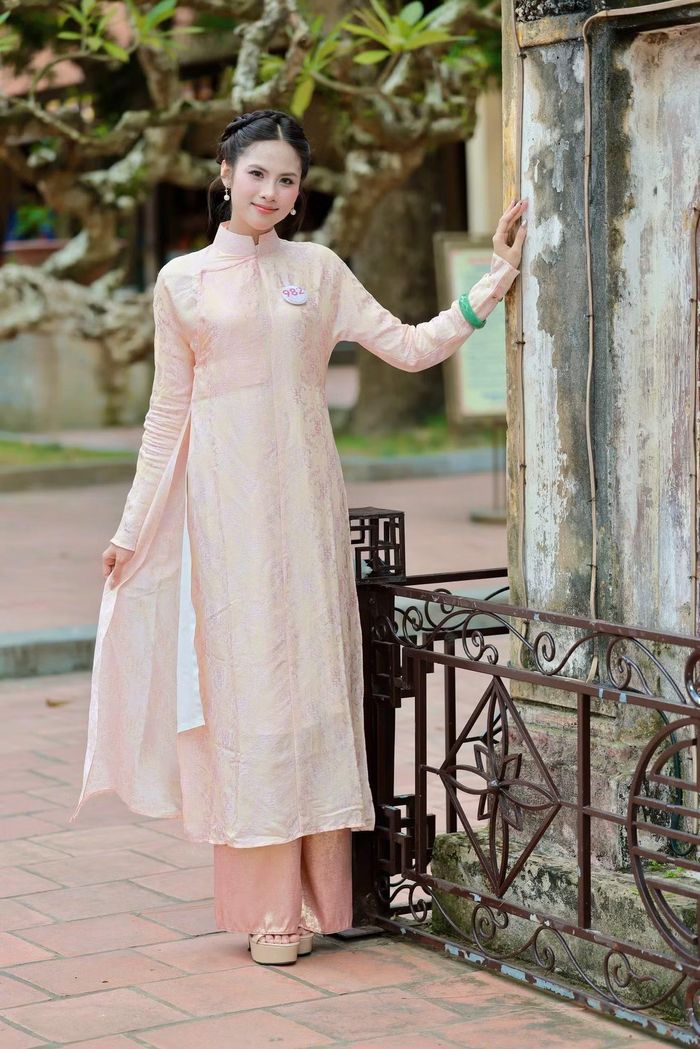 Với thử thách chụp ảnh áo dài tại chùa Côn Sơn, Hạ Nghi có dịp kết hợp trình diễn với tìm hiểu văn hóa.