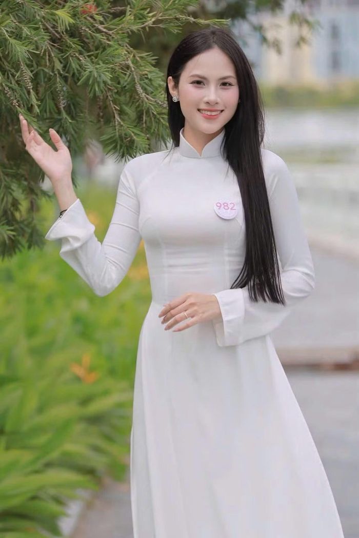 Với Hạ Nghi, mẹ là người ảnh hưởng nhiều nhất đến cách cô nhìn nhận cuộc sống. “Từ mẹ, tôi hiểu rằng để trở thành một người tốt, đôi khi không cần phải nói những điều thật hay, mà quan trọng là cách mình đối xử với những người xung quanh”, cô chia sẻ. Những lúc áp lực hoặc nghi ngờ bản thân, Nghi nhớ lời mẹ để bình tĩnh và tiếp tục cố gắng.