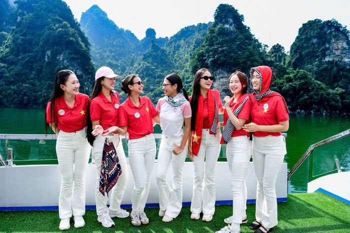 Những chuyến đi đến Lai Châu, Tuyên Quang và các địa phương trong hành trình Hoa hậu Việt Nam 2026 giúp Hạ Nghi tìm hiểu thêm lịch sử, văn hóa. Cô nói đây là những trải nghiệm mình khó có được nếu không tham gia cuộc thi. Gặp gỡ người dân, khám phá sinh hoạt từng vùng, nữ sinh học thêm cách lắng nghe, sẻ chia và trân trọng cuộc sống hiện tại.
