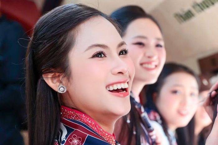 Hạ Nghi cho biết kết quả học tập giúp cô có cơ hội đại diện trường tham gia cuộc thi Nhịp cầu Hán ngữ toàn quốc năm 2026. Nữ sinh đã đạt chứng chỉ HSK 5, đang tiếp tục học để hướng tới HSK 6. Cô mong sử dụng ngoại ngữ trong công việc phiên dịch hoặc dẫn chương trình song ngữ Việt - Trung.