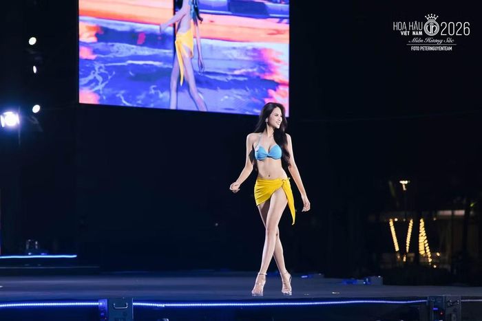 Nguyễn Hồng Hạ Nghi sinh năm 2006, cao 1,74 m, là sinh viên ngành Ngôn ngữ Trung tại Trường Đại học Nguyễn Tất Thành. Cô là một trong 25 thí sinh được gọi tên vào Chung kết Hoa hậu Việt Nam 2026.
