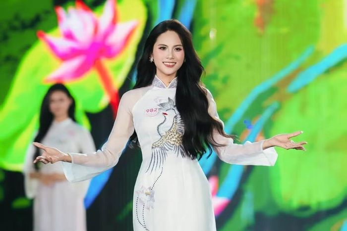 Hạ Nghi mong có cơ hội chạm tới vương miện, đồng thời tiếp tục trau dồi ngoại ngữ để giới thiệu văn hóa Việt Nam với bạn bè quốc tế. “Tôi nghĩ rằng một hoa hậu không nhất thiết phải làm những điều quá lớn lao, mà quan trọng là luôn sống có trách nhiệm, biết sẻ chia và dùng những gì mình có để mang lại giá trị tích cực cho mọi người”, cô chia sẻ. Dù kết quả ra sao, Nghi mong giữ được sự chân thành và trở thành người khiến mẹ tự hào.
