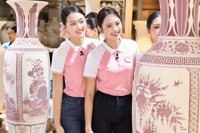 Trong thời gian ở Hải Phòng, Hạ Nghi lưu giữ kỷ niệm với bạn bè bằng cách vẽ bảy người bạn cùng thi lên bình gốm Chu Đậu.