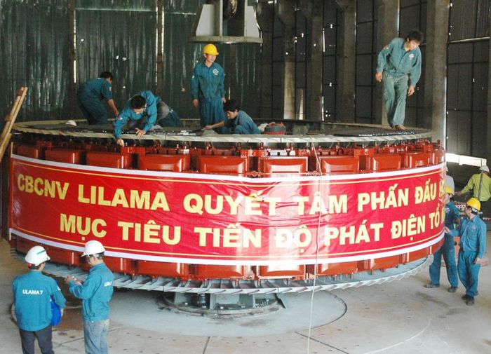 Các kỹ sư, công nhân Thủy điện Hủa Na những ngày đầu thi công, xây dựng nhà máy.