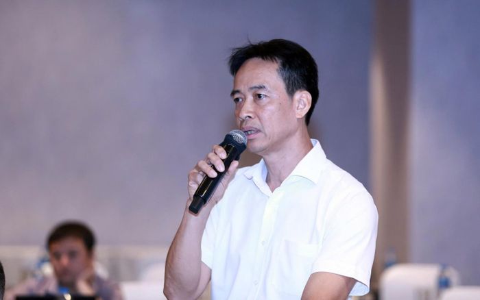 Ông Vũ Minh Đức - Phó Tổng Giám đốc PVEP trao đổi về phạm vi áp dụng chính sách ưu đãi đầu tư đối với các khối cấu tạo trong cùng một mỏ dầu khí, gắn với phương án phát triển bổ sung và tận dụng công trình hiện hữu.