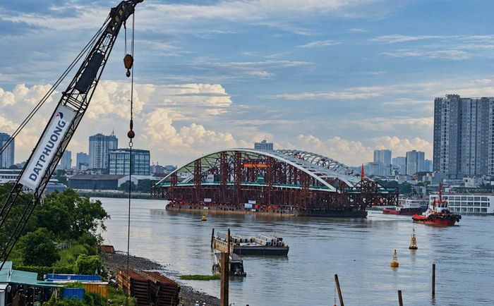 Cầu đi bộ qua sông Sài Gòn dự kiến hợp long nhịp chính ngày 21/10.