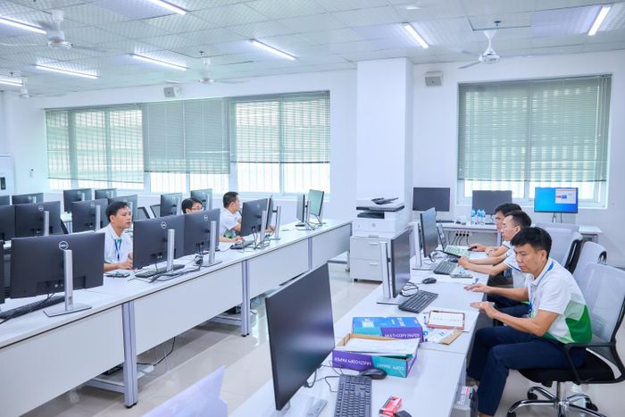 Toàn cảnh khu vực thi Điều hành nhà máy điện khí với các vị trí thực hành được bố trí trên hệ thống máy tính, phục vụ việc thực hiện và đánh giá năng lực chuyên môn của thí sinh. Trong bối cảnh các dự án điện khí, đặc biệt là điện khí LNG, ngày càng giữ vai trò quan trọng, việc phát triển đội ngũ nhân lực có khả năng làm chủ công nghệ vận hành nhà máy điện trở thành yêu cầu thiết thực.
