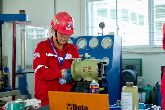 Thí sinh đến từ PTSC M&C tập trung kiểm tra, xử lý các chi tiết của cụm van trong phần thi Bảo dưỡng thiết bị tĩnh. Đây là công việc đòi hỏi người thợ phải có khả năng nhận diện các dấu hiệu bất thường như mài mòn, ăn mòn hoặc hư hỏng tại những vị trí tiếp xúc và lắp ghép. Thông qua việc đánh giá tình trạng thực tế của từng bộ phận, người thợ có thể xác định phương án vệ sinh, sửa chữa hoặc thay thế phù hợp, góp phần kéo dài tuổi thọ và nâng cao độ tin cậy của thiết bị.