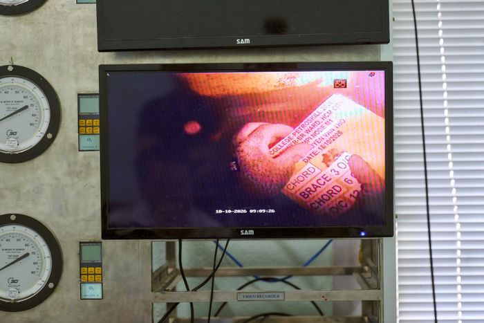 Hình ảnh từ camera dưới nước được truyền trực tiếp về màn hình giám sát, giúp bộ phận điều hành và giám khảo theo dõi quá trình thực hiện nhiệm vụ của thí sinh trong phần thi Lặn thi công. Hệ thống giám sát hình ảnh là công cụ hỗ trợ quan trọng, cho phép quan sát các thao tác kỹ thuật, kiểm tra tiến độ và phát hiện kịp thời những tình huống bất thường. Đối với hoạt động lặn chuyên nghiệp, việc duy trì khả năng giám sát và liên lạc liên tục giữa thợ lặn với đội ngũ trên mặt nước góp phần bảo đảm công tác điều hành, phối hợp và xử lý tình huống được thực hiện hiệu quả, an toàn.