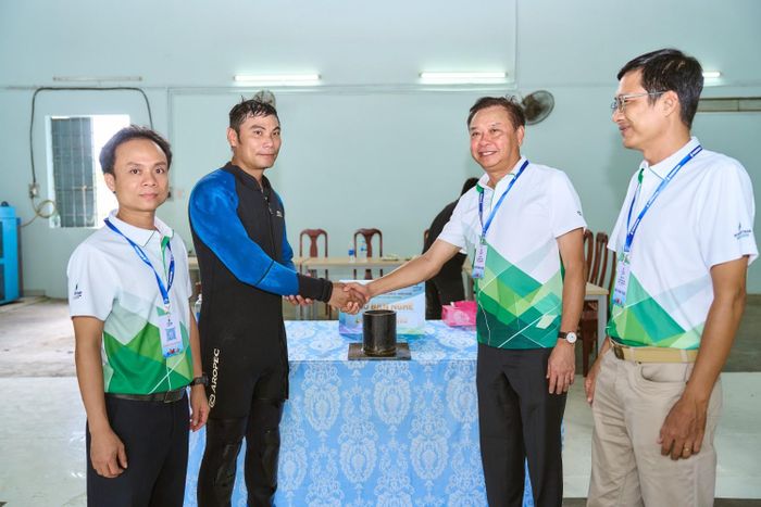 Đại diện Ban Tổ chức, Ban Giám khảo động viên thí sinh ở nghề Lặn thi công. Đây là nghề có tính đặc thù cao, không chỉ đòi hỏi kỹ năng thao tác dưới nước mà còn yêu cầu khả năng giữ bình tĩnh, sức bền và tính kỷ luật trong môi trường làm việc nhiều áp lực. Việc đưa nghề Lặn thi công vào Hội thi năm nay góp phần mở rộng cơ hội giao lưu, đánh giá năng lực và tôn vinh đội ngũ lao động kỹ thuật đang đảm nhận những công việc thầm lặng tại các công trình ngoài khơi.