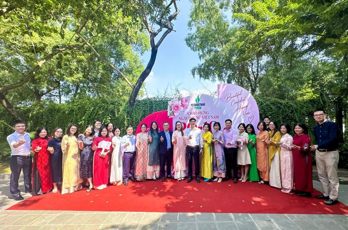 Các đại biểu chụp ảnh lưu niệm tại chương trình