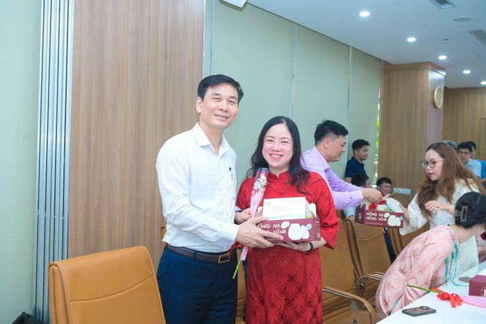 Giám đốc PVNDB Nguyễn Duyên Cường tặng quà cho nữ cán bộ, nhân viên Chi nhánh nhân dịp 20/10