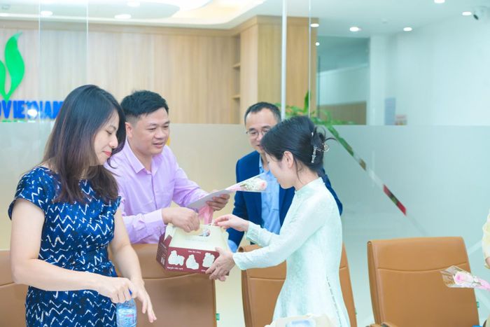 Phó Giám đốc PVNDB Hoàng Ngọc Xuân trao tặng những phần quà ý nghĩa tới các nữ cán bộ