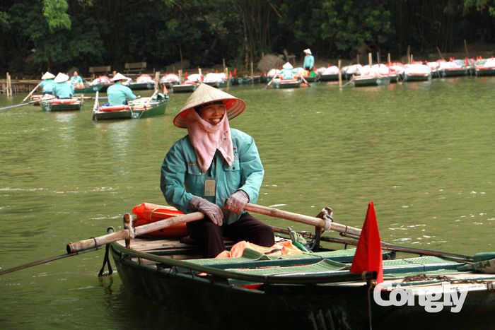 Nụ cười rạng rỡ của các cô lái đò.