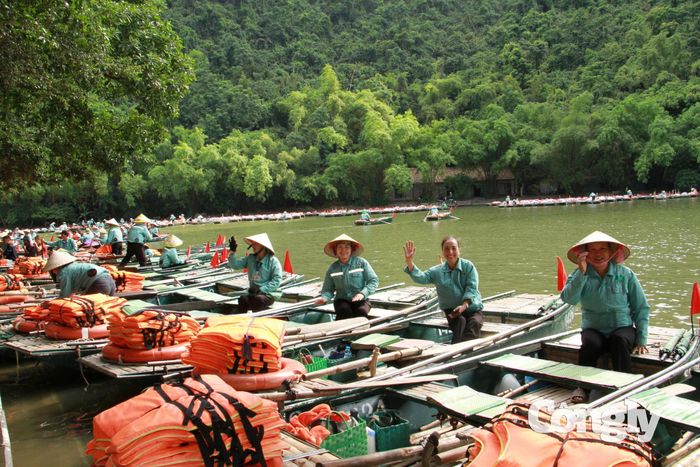 Những cô lái đò đội nón lá, niềm nở đón khách ở bến thuyền đã trở nên quen thuộc tại Khu du lịch sinh thái Tràng An.