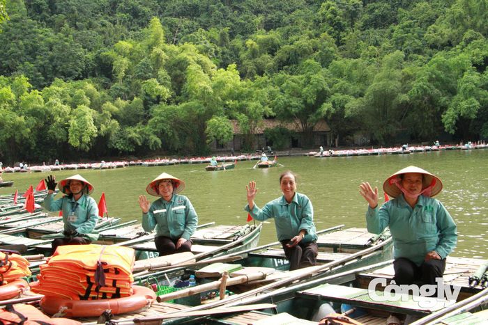 Những cô lái đò luôn niềm nở chào đón khách du lịch.
