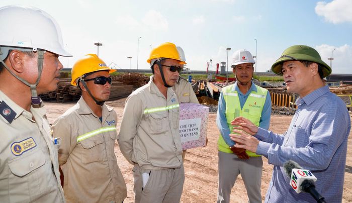 Chủ tịch UBND thành phố Quảng Ninh Bùi Văn Khắng thăm hỏi, động viên cán bộ, công nhân đang thi công Dự án đường sắt tốc độ cao Hà Nội - Quảng Ninh.