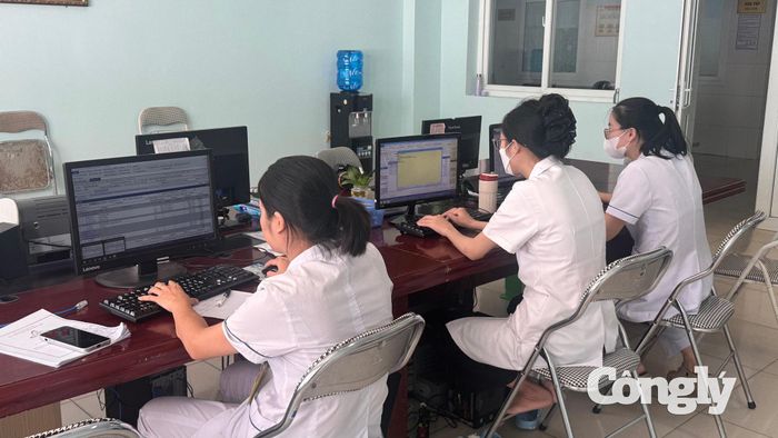 Nhân viên y tế cập nhật thông tin trên phần mềm, góp phần giảm thao tác giấy tờ trong khám chữa bệnh.