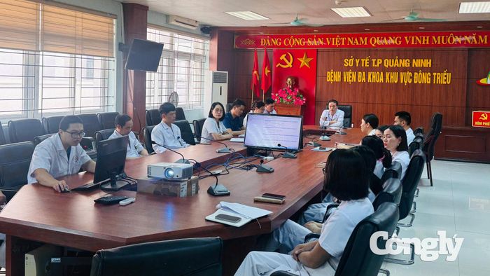 Cán bộ Bệnh viện Đa khoa khu vực Đông Triều trao đổi công việc, sử dụng tài liệu điện tử trong cuộc họp.
