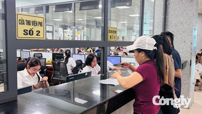Người dân làm thủ tục tại quầy thu viện phí của Bệnh viện Đa khoa khu vực Đông Triều.