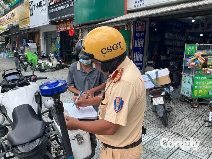 CSGT thường xuyên xử lý xe mô tô, xe gắn máy vi phạm đi ngược chiều.