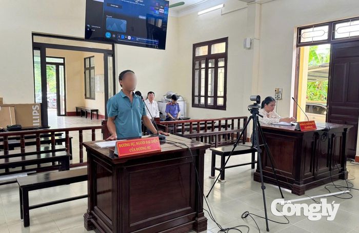 Ông Phan Văn Bình trình bày ý kiến về việc nuôi hàu và sử dụng phao xốp tại phiên tòa.