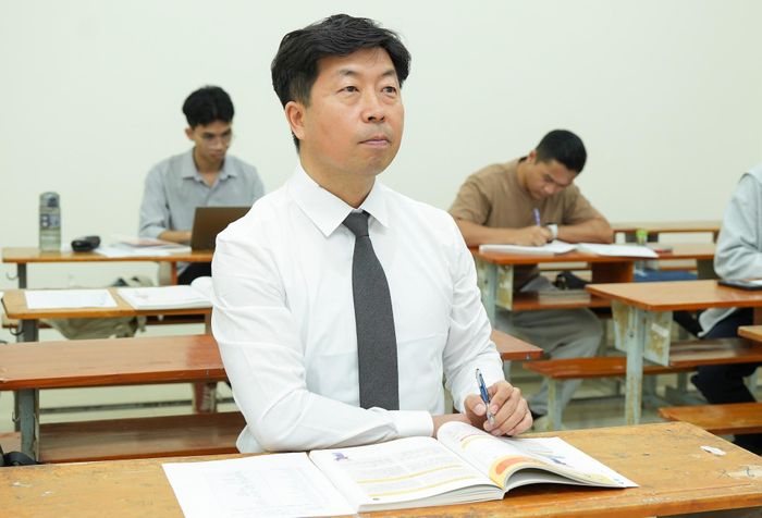 Ông Choi đã sở hữu hai bằng cử nhân ở Hàn Quốc. Ảnh: MC