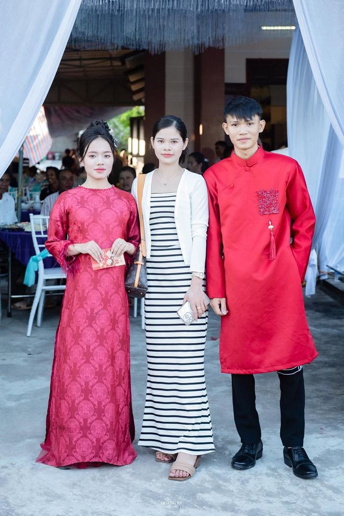 Lương (váy kẻ) bên người em trai cùng cha khác mẹ và em dâu 