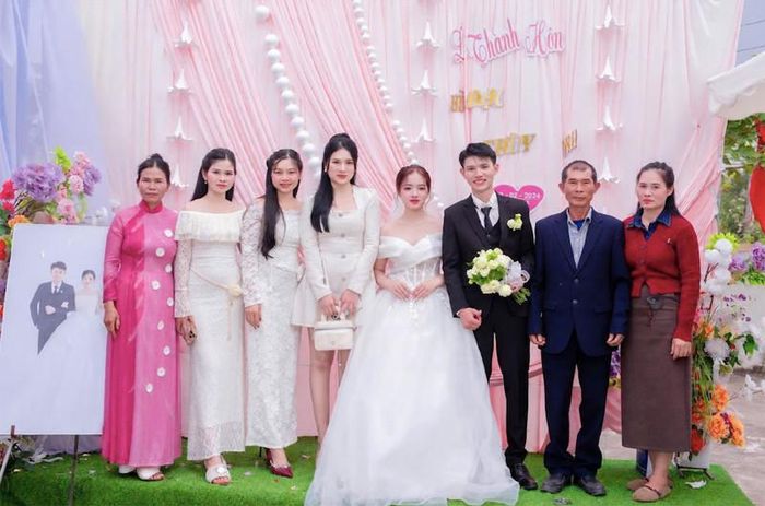 Bà Thủy (áo dài hồng) bên chồng và các con trong đám cưới của con trai út (trong ảnh thiếu người con gái út)