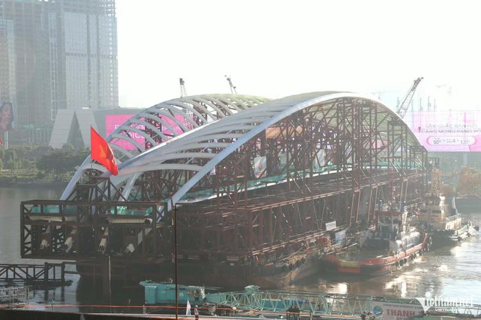 Đến 6h30, vòm thép hình lá dừa nước được lai dắt đến gần trụ T1 và T2