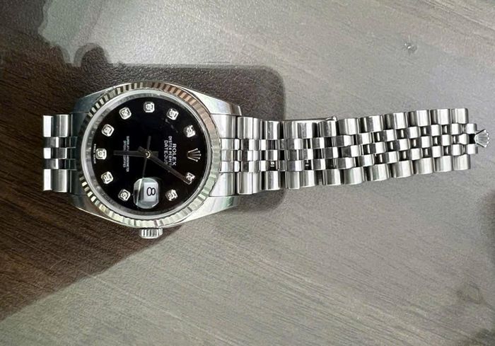 Hình ảnh chiếc đồng hồ đeo tay nhãn hiệu Rolex Oyster Perpetual Datejust do dân nhặt được trình báo Công an phường Cầu Giấy. Ảnh: CACC