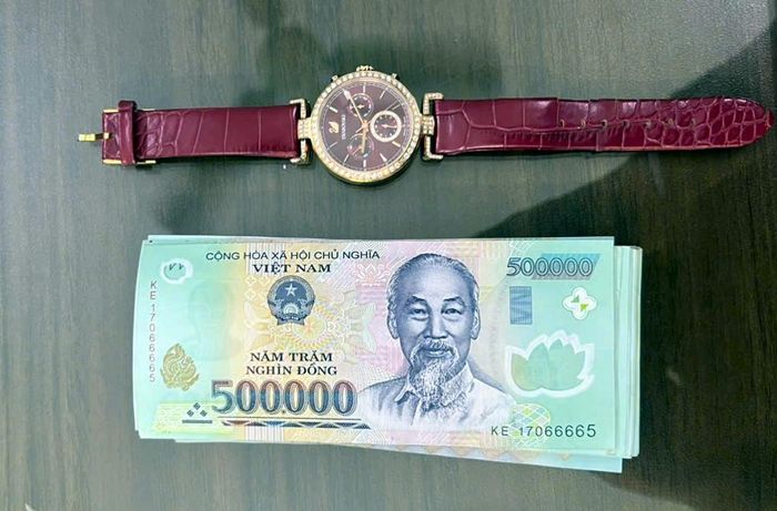 Hình ảnh đồng hồ đeo tay nhãn hiệu Swarovski kèm theo tập tiền mệnh giá 500.000 đồng. Ảnh: CACC