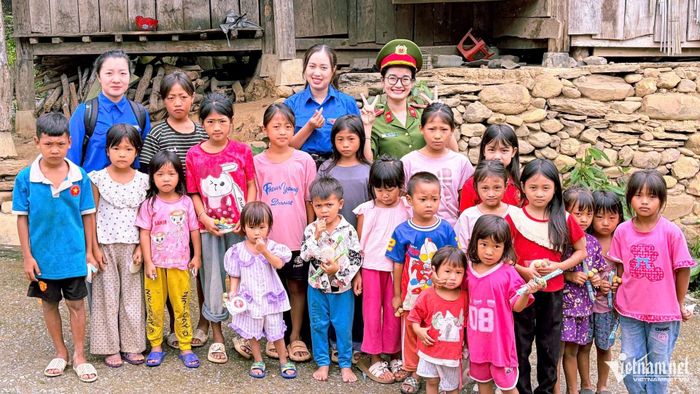  Những buổi tuyên truyền an toàn giao thông và kỹ năng tự bảo vệ bản thân luôn diễn ra sôi nổi, gần gũi với các em học sinh trên địa bàn xã