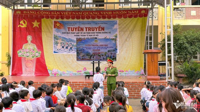 Thiếu úy Nhị tuyên truyền pháp luật cho học sinh tại điểm trường chính bản Phìn Khò, Trường PTDTBT TH&THCS Bum Tở