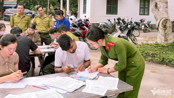 Thiếu úy Nhị hướng dẫn Công dân người nước ngoài tham gia hiến máu tình nguyện tại xã Bum Tở tháng 9/2026