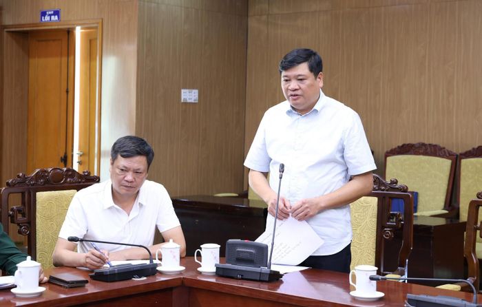 Giám đốc Ban Quản lý dự án đầu tư xây dựng công trình tỉnh Lương Văn Đoàn báo cáo tiến độ triển khai các trường phổ thông nội trú liên cấp tại các xã biên giới.