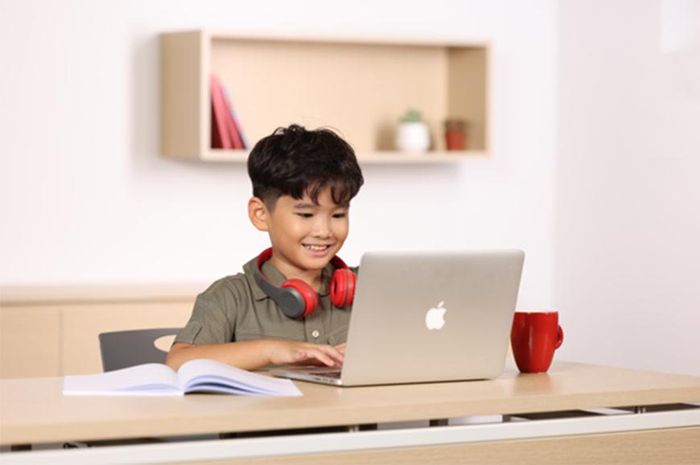 Học AI không chỉ qua lý thuyết, học sinh được trực tiếp thử nghiệm, quan sát kết quả và điều chỉnh để hiểu cách máy học từ dữ liệu.  Ảnh: Thu Hà