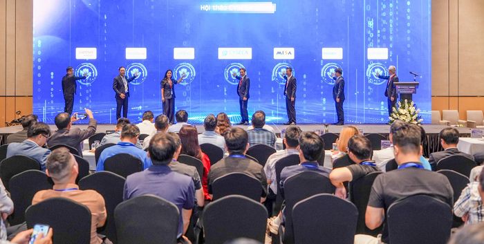 Đại diện lãnh đạo 7 đơn vị thành viên CYSEEX thực hiện nghi thức công bố khẩu hiệu hành động của liên minh năm 2027.