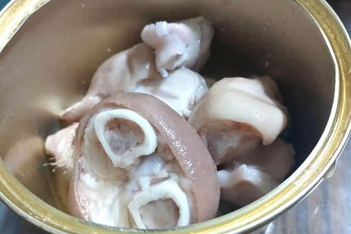 Bên trong hộp khâu nhục chỉ có khoanh chân giò. Ảnh: K.D