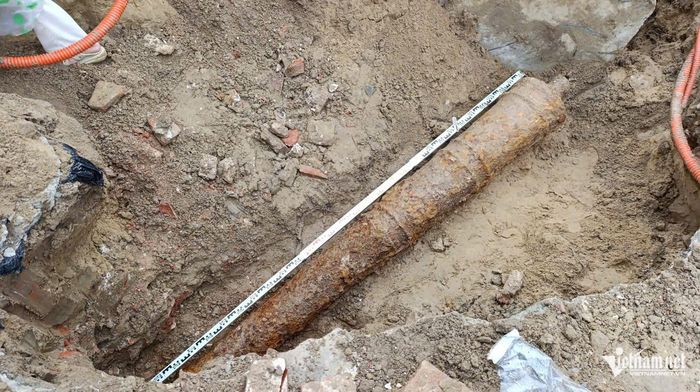 Khẩu súng thần công được phát hiện ở độ sâu khoảng 1,5m.