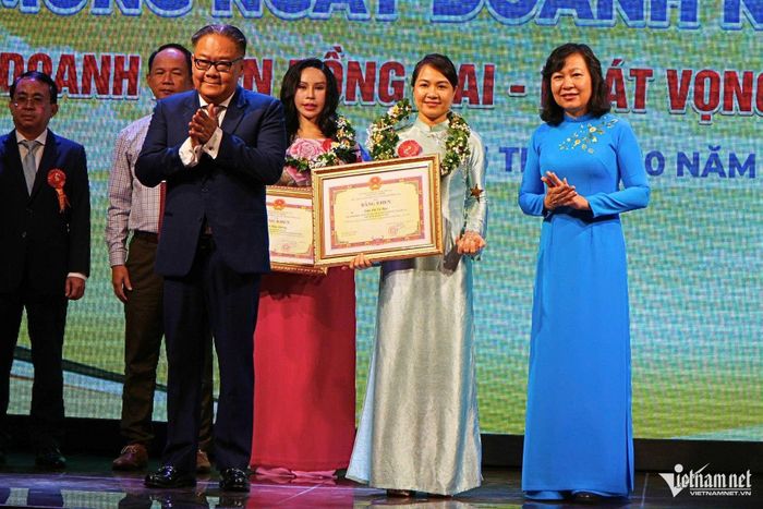 Đồng Nai tặng bằng khen cho các doanh nghiệp tiêu biểu trên địa bàn.