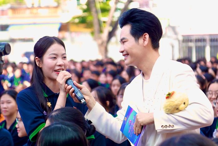Học sinh giao lưu với MC cùng các nghệ sĩ tại chương trình. Ảnh: P.Q.
