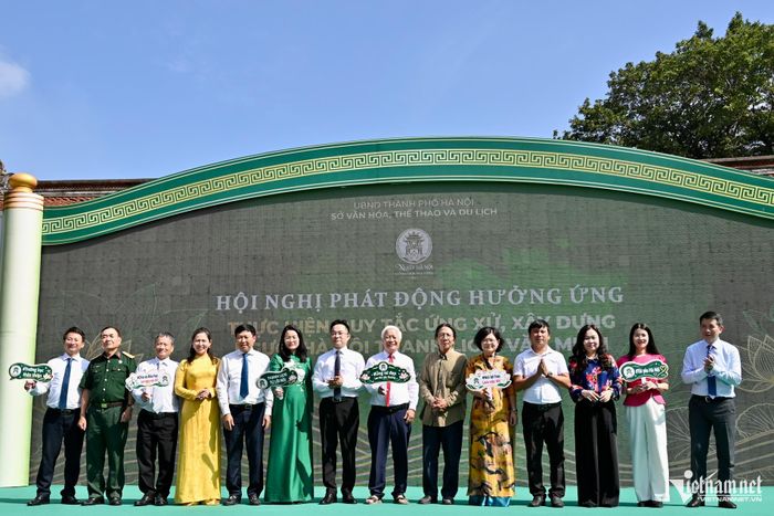 Các đại biểu tham gia hội nghị, hưởng ứng lễ phát động cuộc thi