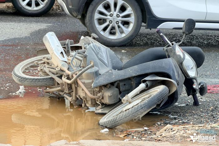 Xe máy của nạn nhân nằm ở ổ gà. Ảnh: Đình Hiếu